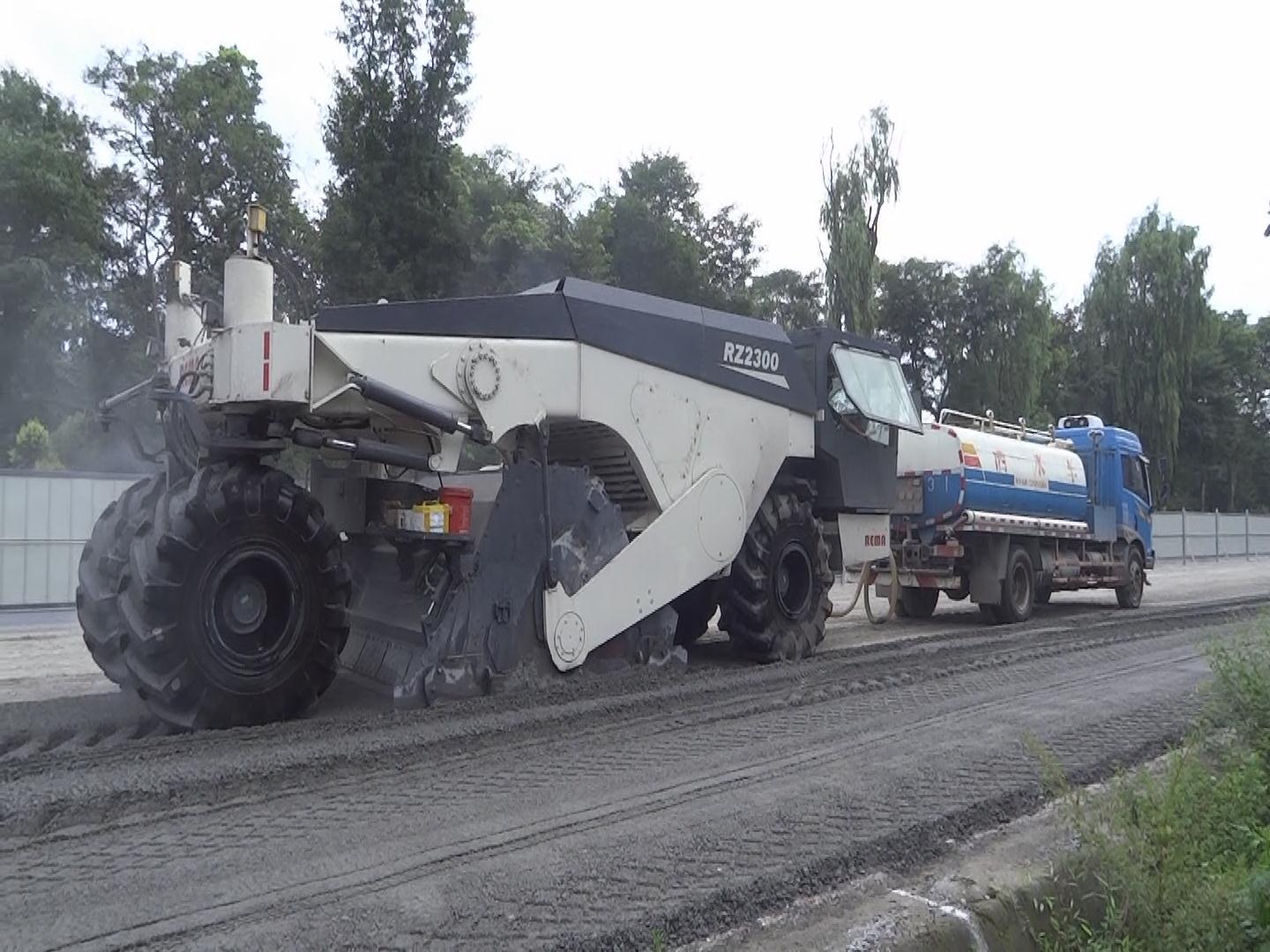 RZ2300，冷再生機成都沙西線施工